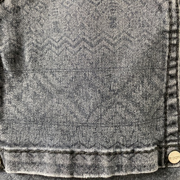 I am selling a pair of jeans. - Picture 2 of 2